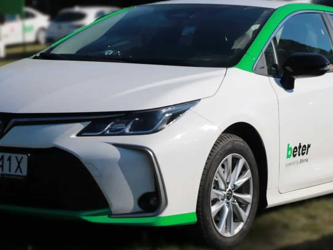 Toyota Corolla Beter - przód auta w barwach Bolt