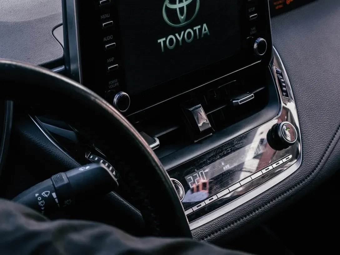 Wnętrze Toyoty Corolli Beter - ekran multimedialny