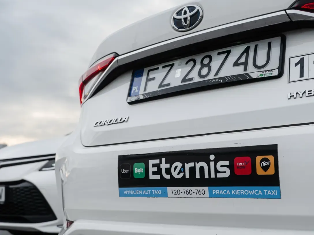 Toyota Corolla Beter - tył auta z naklejką Eternis