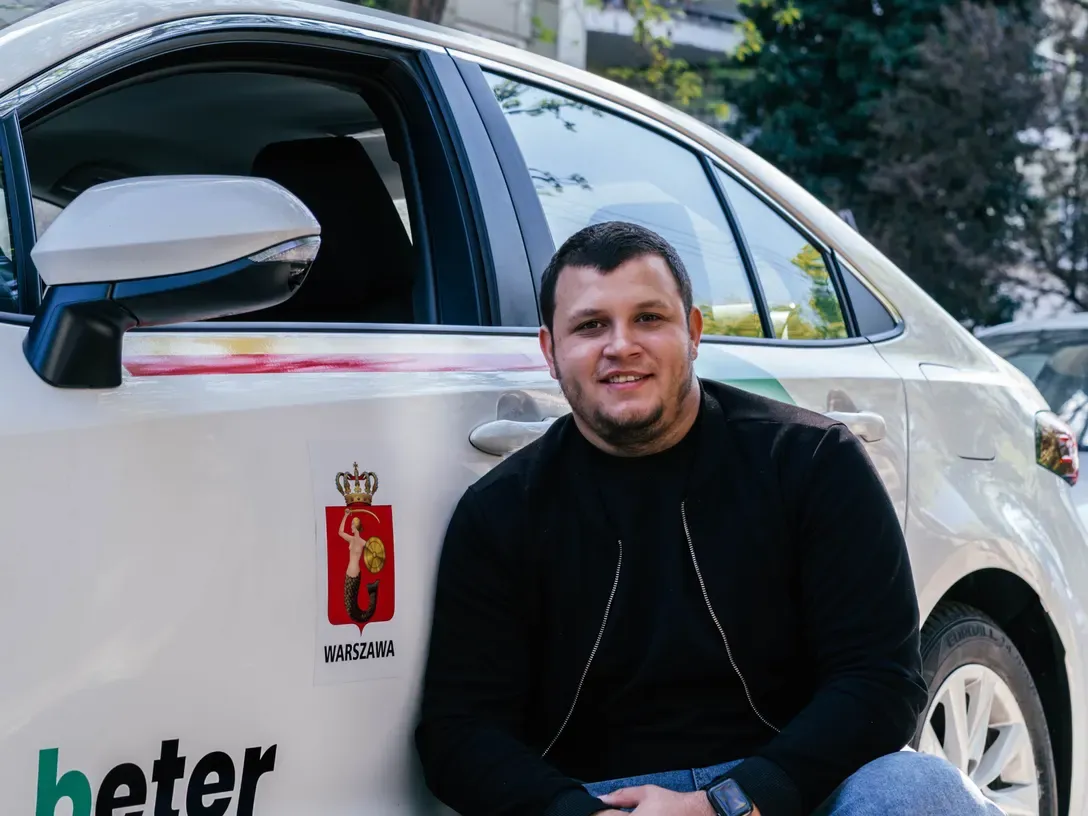 Kierowca przy Toyocie Corolli Beter