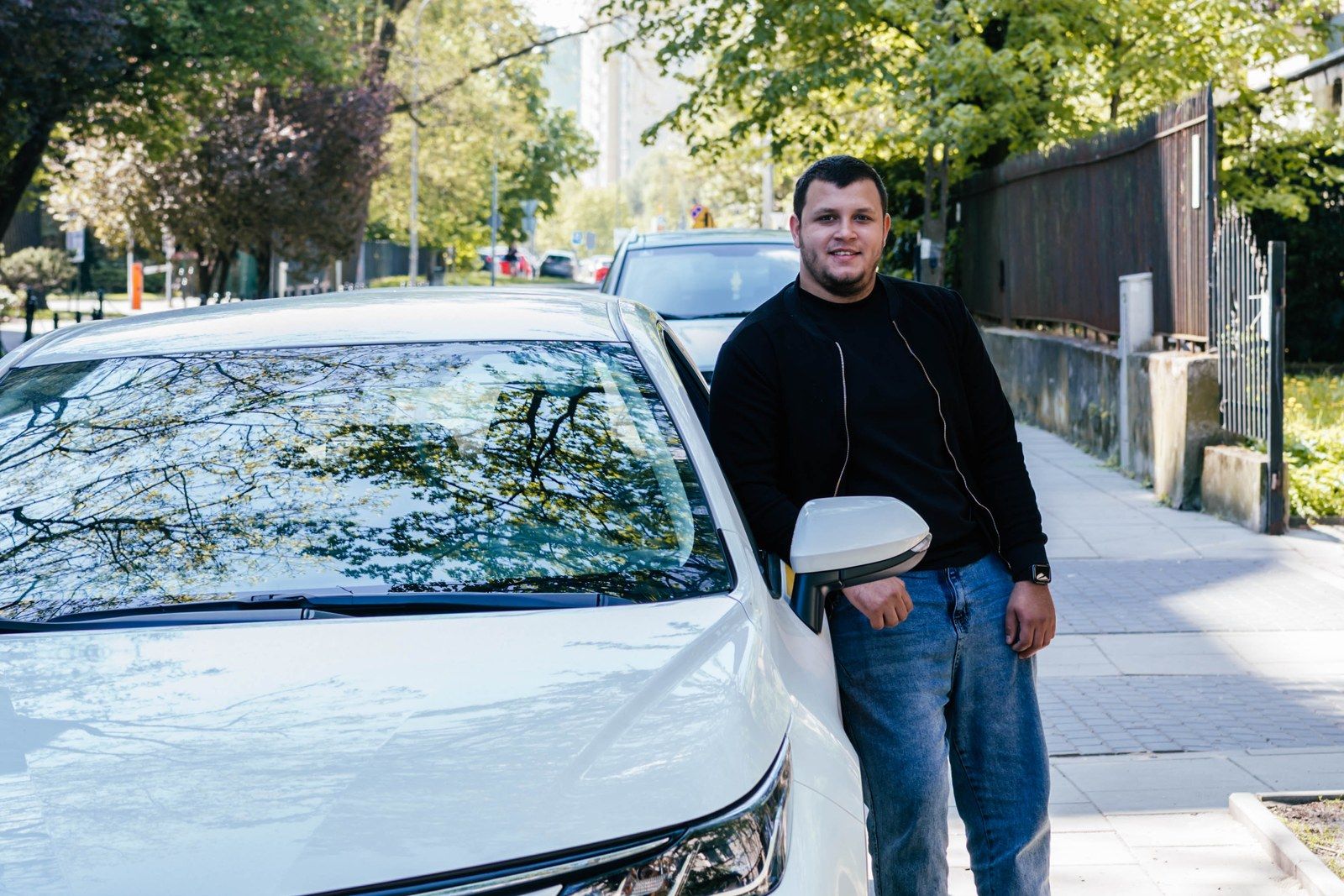 Toyota Corolla w programie Beter w oklejeniu Eternis, kierowca przy aucie